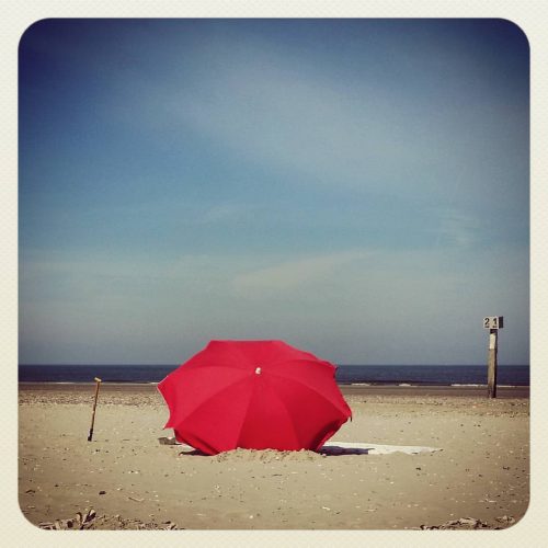ML0004-strandparasol - instagram- fotografie van Marjolein Lensink - fotografie - Zaansgroen
