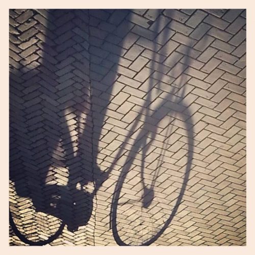 ML0032-schaduw-fiets - instagram- fotografie van Marjolein Lensink - fotografie - Zaansgroen
