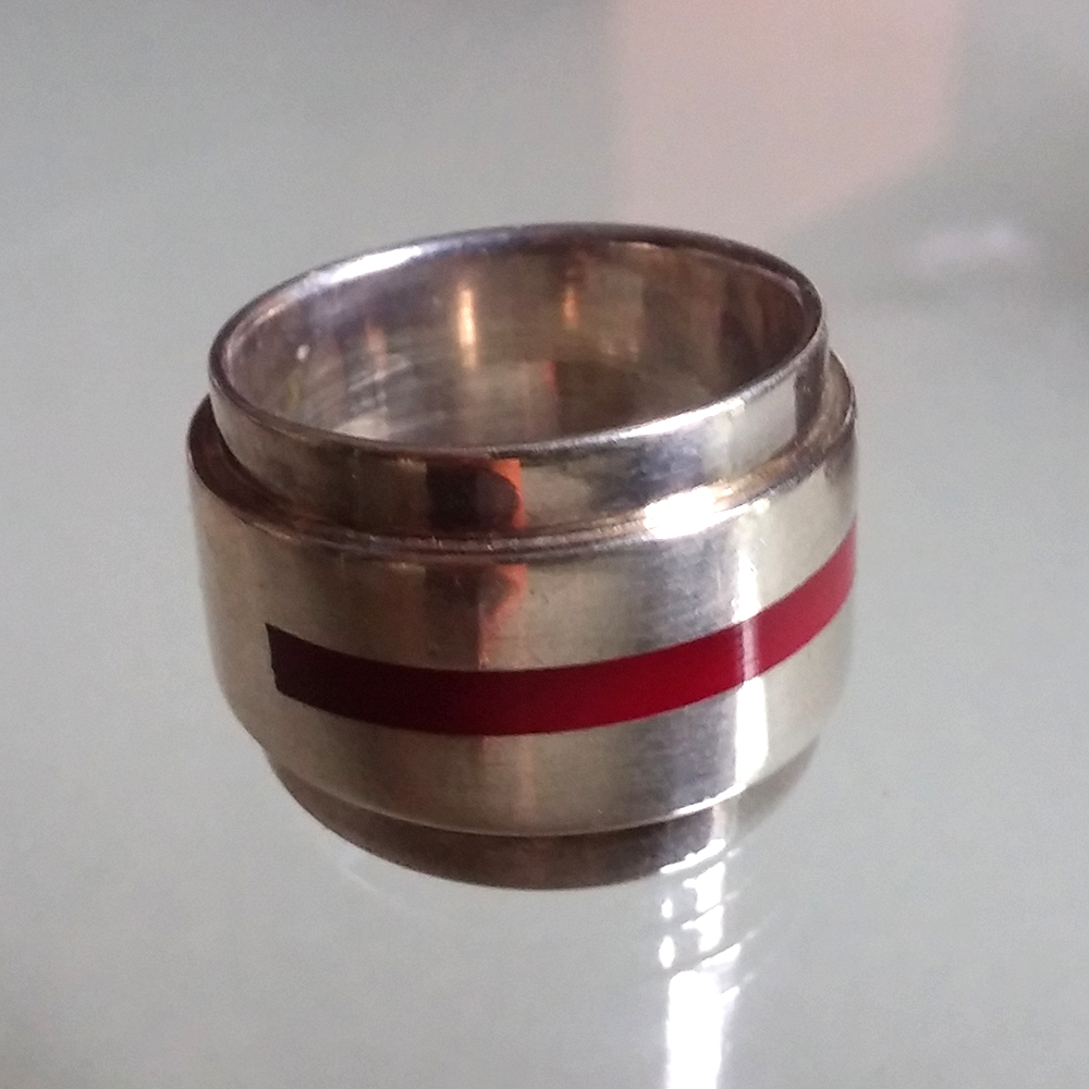 Featured image for “Ring acylindrisch dun rood klein”