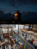 Machines in fabriek van Cargill & Verkade biscuit in de avond